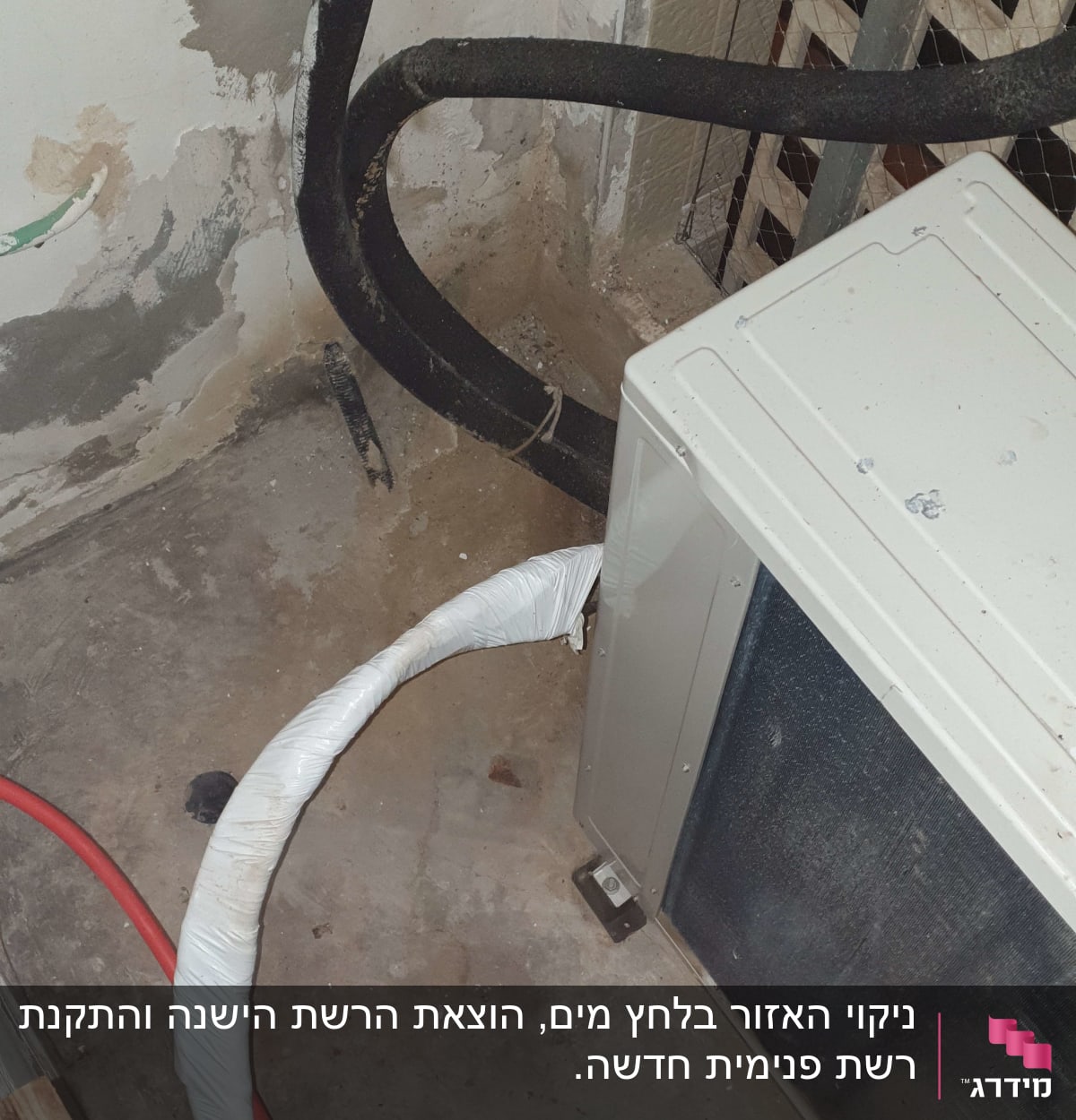 צינורות ומיכל מים בחדר שירות